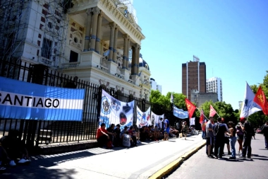 Trabajadores de Astilleros marcharon a Gobernación en rechazo a la oferta salarial de Kicillof