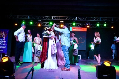 Egüen coronó a Oriana González como nueva embajadora distrital del carnaval de 25 de mayo