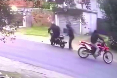 A otra playa con ese cuento: se resistió y puso en fuga a motochorros que le intentaron robar de "boquilla"