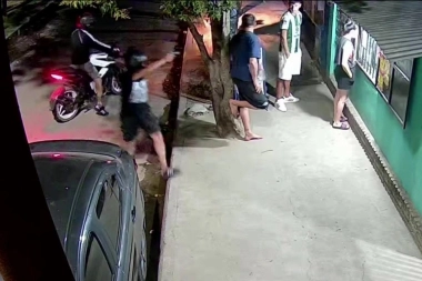 Motochorros asaltaron a los clientes de un kiosco y a un hombre lo golpearon de manera cobarde y brutal