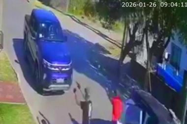 Viajaba con la familia, le cruzaron un auto y lo pusieron de rodillas para robarle la camioneta