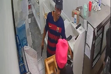 Luchó cuerpo a cuerpo: enfrentó a ladrón armado y lo echó a "punta de banquito"