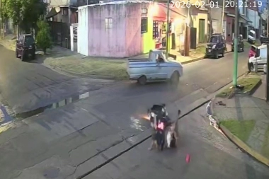 Se escapó: motociclista sufrió graves heridas cuando un automovilista los chocó de frente