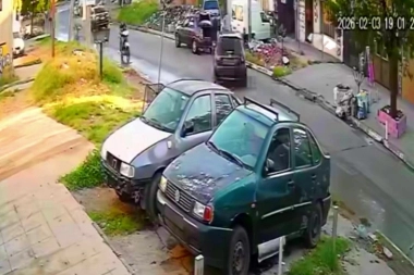 Choque mortal en Casanova: circulaba a alta velocidad y aplastó a dos hombres contra un auto