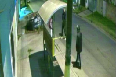 Los reconocieron y los buscan los vecinos: simularon esperar el colectivo y le robaron al amanecer