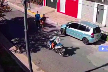 Circulaba en moto por Berazategui y adolescentes la arrojaron al pavimento para robarle