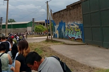 Diez cuadras de fila por 30 empleos: crece la recesión en el Conurbano
