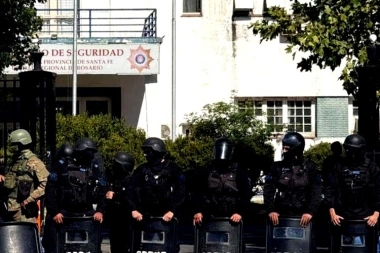 Acuartelamiento, represión y bajos salarios: Pullaro, en la cornisa por reclamos de la policía de Santa Fe