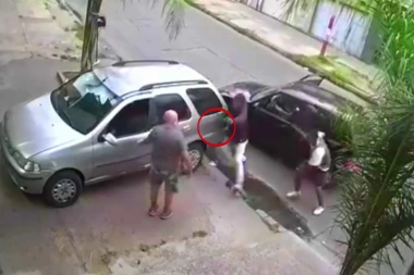 Madrugó pero Dios no lo ayudó: sacó el vehículo del garaje y se lo robaron en segundos