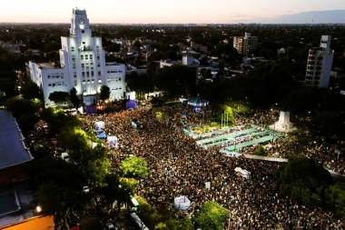 Lomas de Zamora vibró con un festival multitudinario y juntó útiles para el inicio de clases