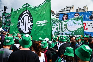 Paro total del transportes y marcha al Congreso contra la reforma laboral impulsada por Milei