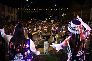 A pura música, comunidad y talento local: el Carnaval en el Puerto pintó de todos los colores la noche en Bahía Blanca