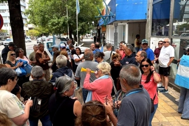Policías bonaerenses endurecen protestas por sueldos y atención de IOMA