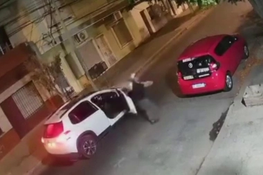 Abandonado por el municipio de Tres de Febrero, un hombre arriesgó la vida para evitar que le roben