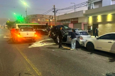 Efectivo de la Policía de la Ciudad circulaba a alta velocidad, cruzó con luz roja y provocó tremendo choque en Quilmes