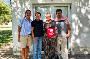 Adolfo Gonzales Chaves: Lucía Gómez entregó desfibriladores en Vásquez y Juan E. Barra