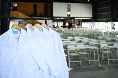 Provincia entregó mobiliario escolar y 1.446 guardapolvos para fortalecer el inicio de clases en Moreno