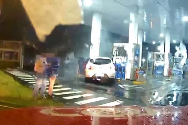 Alcoholizada perdió el control del auto y chocó en una estación de servicio YPF