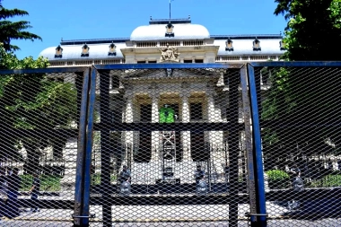 Corte de tránsito y vallas en La Plata en la previa del discurso de Kicillof ante la Asamblea Legislativa