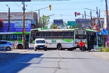 Escándalo y tensión en Florencio Varela: colectivos de la Línea 500 cortaron las calles en un reclamo sin respuesta