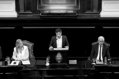 Kicillof y el color de la Apertura de Sesiones: el atril polémico, el furcio “kuka” y los cánticos en los palcos