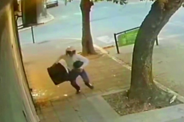 Destrozó una vidriera y robó costosos elementos electrónicos en Mercedes