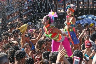 El Corso Costero de Santa Teresita: comparsas, guerra de espuma y verano a pleno