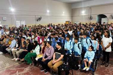 Roque Pérez celebró el inicio de clases en el territorio con grandes actos y anuncios