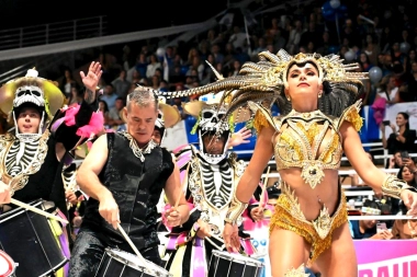 ¡Pentacampeona! La comparsa Papelitos ganó el Carnaval de Gualeguaychú 2026