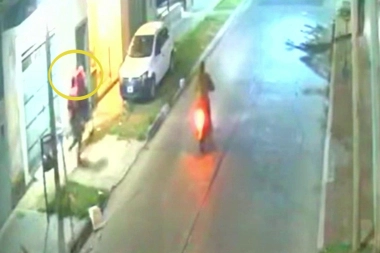 Motochorros persiguieron, encañonaron y chocaron a un delivery para robarle