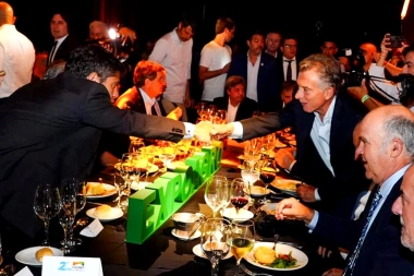 Kicillof y Macri frente a frente en Expoagro: saludo frío, la mesa incómoda y las especulaciones