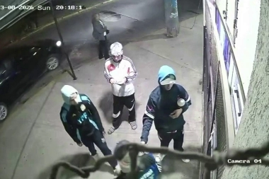 El antojo le salió caro en Merlo: se detuvieron a comprar en un kiosco y "pirañas" les robaron todo