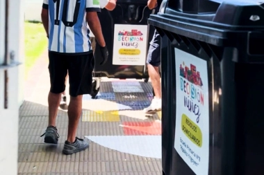 Proyecto estudiantil comunal: Chaves presentó los nuevos contenedores de barrio