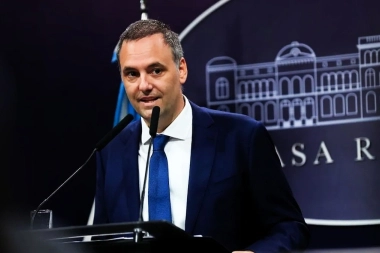 Adorni intentó defender el viaje de su esposa a EE.UU. y salpicó a otros funcionarios