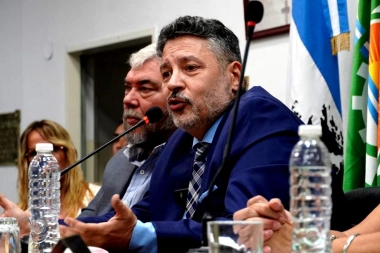 Con un Merlo detonado por la inseguridad y falta de gestión: Menendez se apura y lanza su candidatura a gobernador 2027