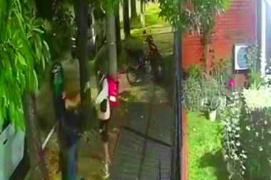 "Corré y te mato": un ¿falso delivery? emboscó a dos chicos y les sustrajo las pertenencias