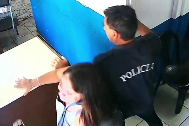 Descontrol en Mar del Plata: policía golpeó e insultó a una mujer en la comisaría
