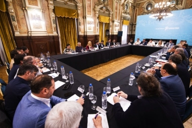En medio de reclamos por fondos, Kicillof convocó a intendentes para medir el impacto del ajuste de Milei