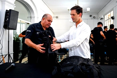 El intendente Mantegazza entregó chalecos antibalas a la Policía de San Vicente
