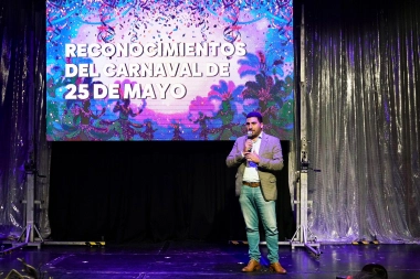 Egüen entregó reconocimientos a todos los organizadores del Carnaval 2026 de 25 de Mayo