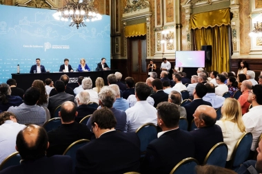 Con anuncios y críticas al gobierno de Milei, Kicillof congregó a intendentes bonaerenses