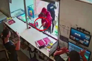 Les robaron 60 veces: encapuchados asaltaron una sucursal de "Hamburguesas La Plata"