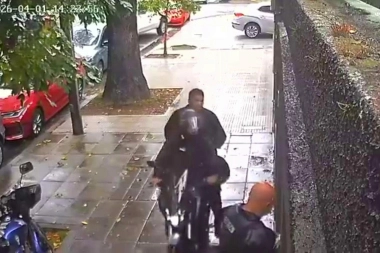 Motochorros emboscaron a un delivery de dólares en ciudad de Buenos Aires