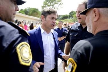 Con demora, el Gobierno de Kicillof oficializó el incremento salarial a policías y penitenciarios