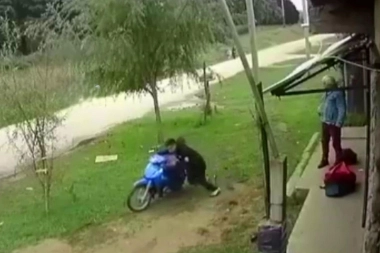 Se detuvo a comprar en un kiosco y le robaron la moto en Mar del Plata