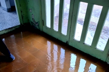 Denuncian que mientras el intendente de Tres Arroyos hacia un acto educativo, un colegio suspendía clases por filtraciones