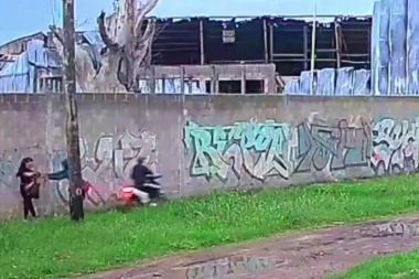 Burros en moto la asaltaron en Moreno y le quitaron los apuntes de la facultad