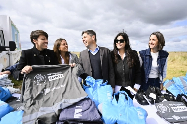 Junto a Lucía Gómez, Kicillof visitó Adolfo Gonzales Chaves y entregó viviendas a familias de De la Garma