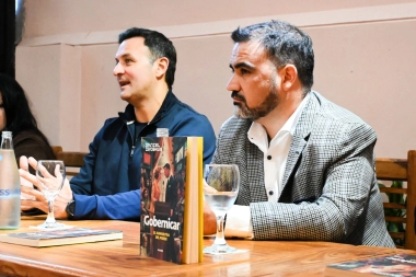 Luayza recibió a Ivoskus en Berazategui para la presentación de su libro “Gobernicar”