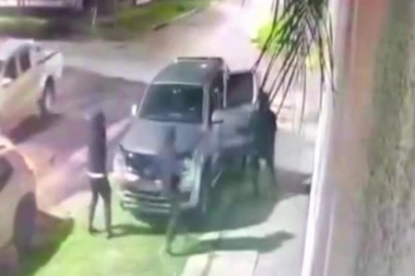 Una banda de "pirañas" rodeó a un hombre en la puerta de un club y le robó la camioneta en Merlo